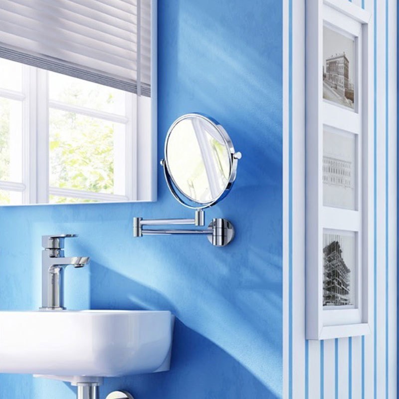 Smedbo Kosmetikspiegel in blauem Badezimmer
